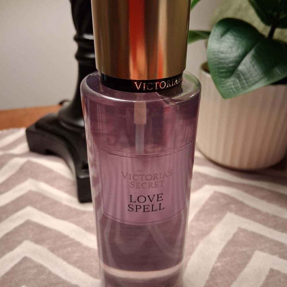 Victoria's Secret Love Spell Fragrance Mist - Picture 4 of 7